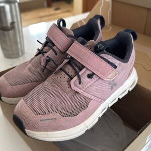 Good condition. On Cloud Cloud Play girls shoes size 13.5